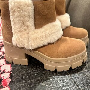 Women's Ugg Tan Shearling Boots